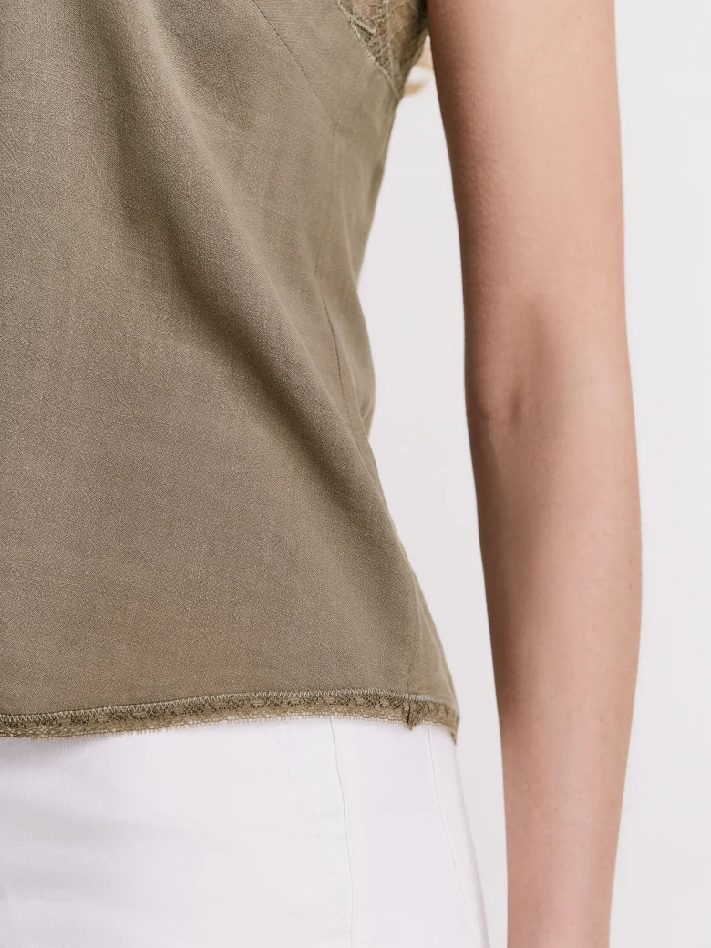 Blouse with open shoulders
