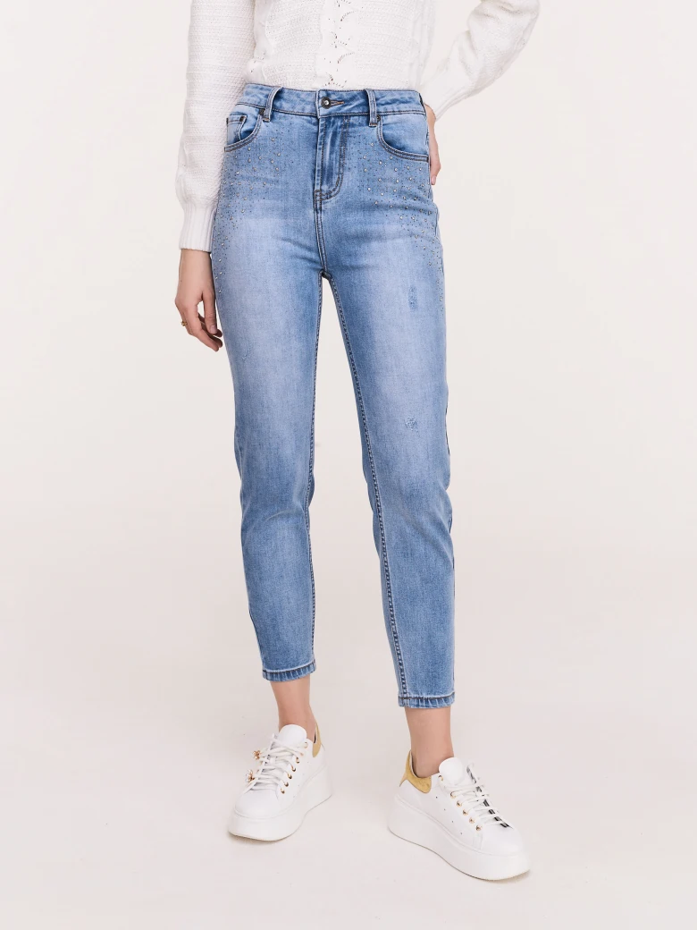 Thin bright denim pants decorated with rhinestones