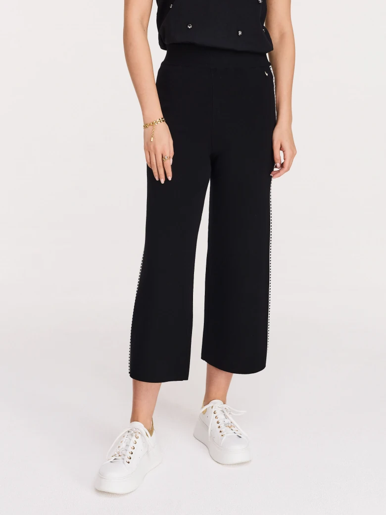 High-waisted black pants with trimmings