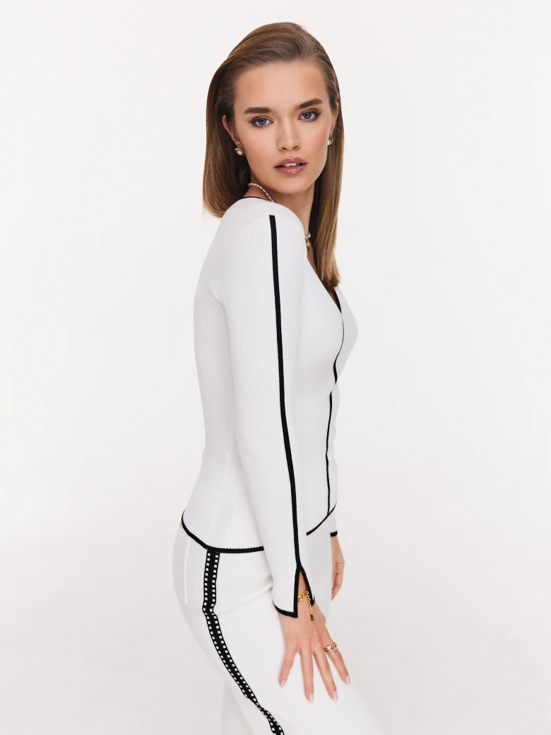 Fitted cream sweater with trimmings