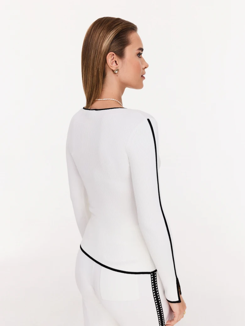 Fitted cream sweater with trimmings