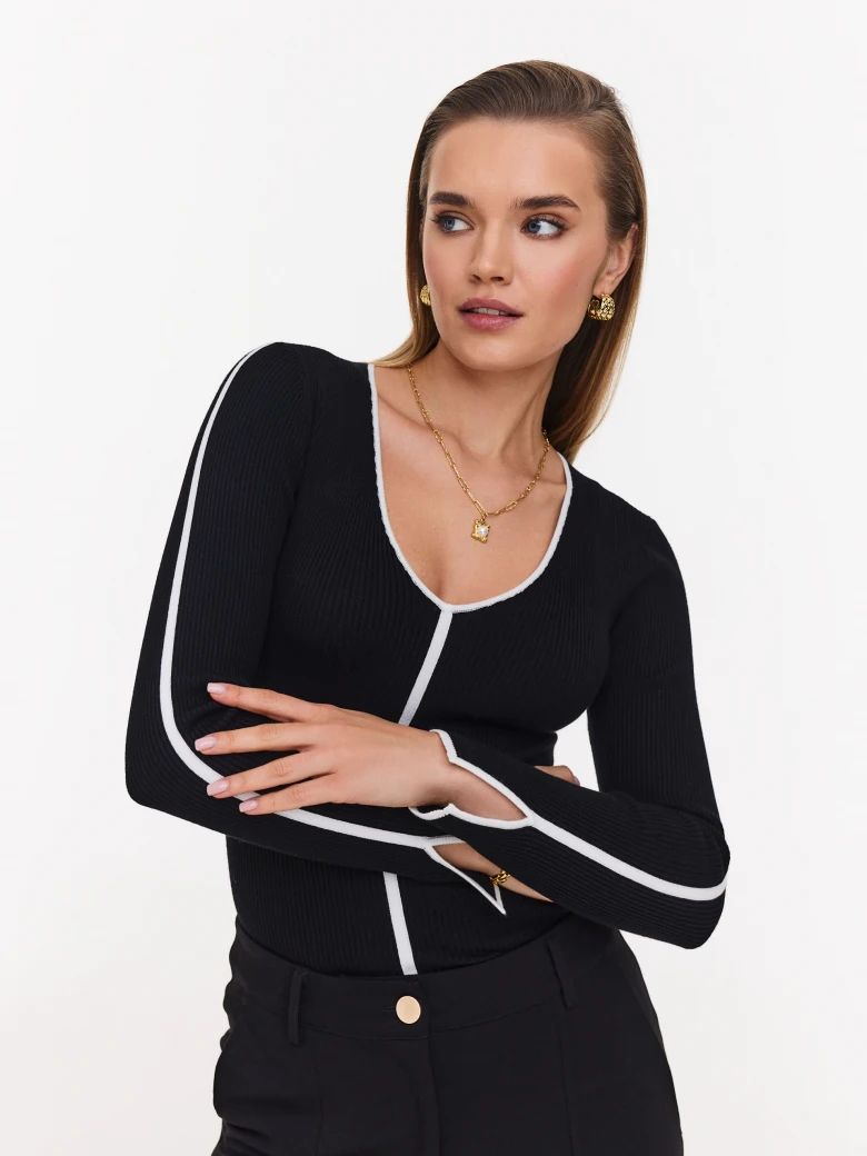 Fitted black sweater with trimmings