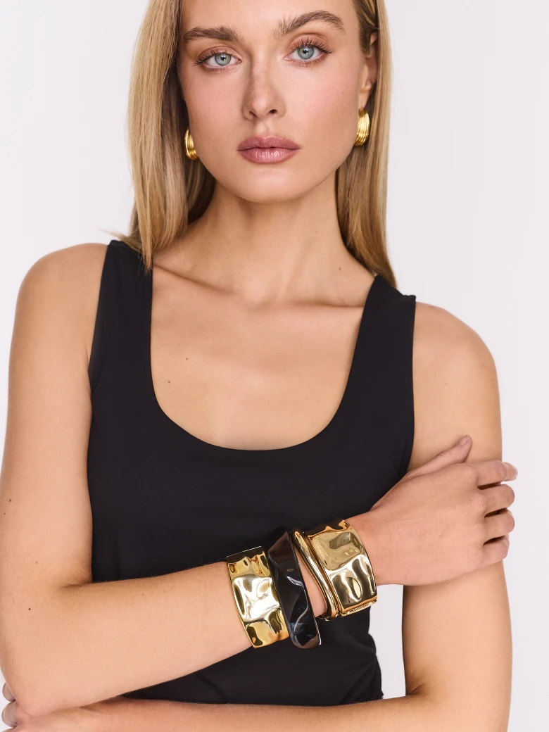 Black fitted top