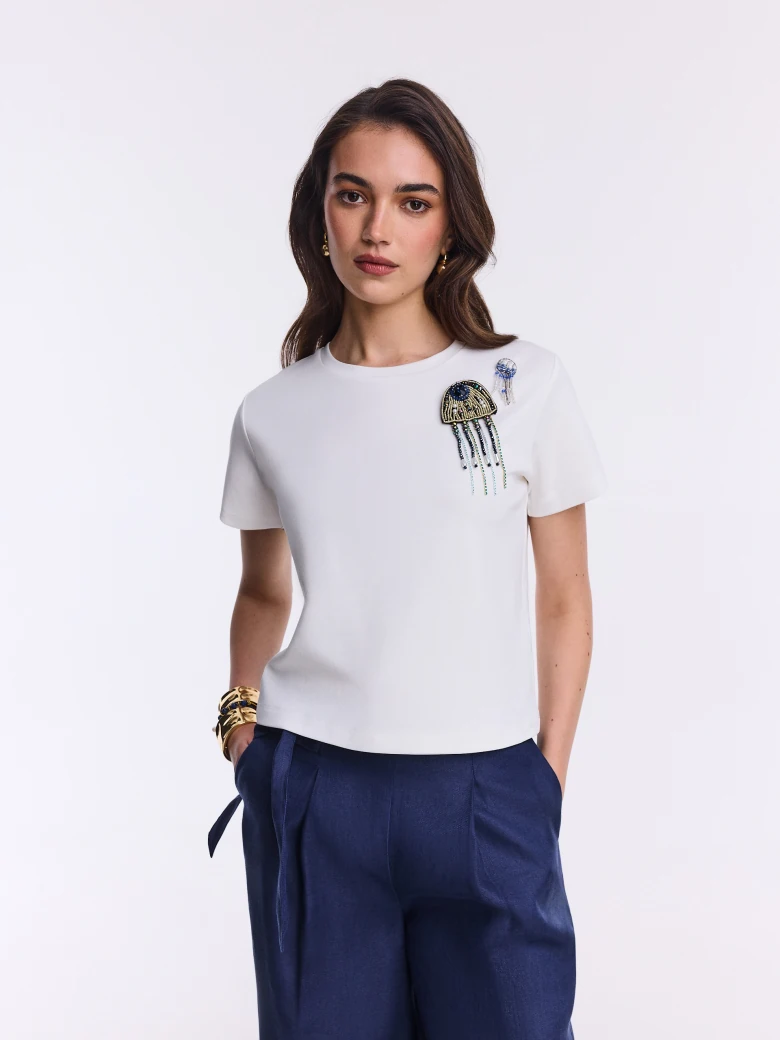 Bawełniany biały T-shirt z broszkami z koralików