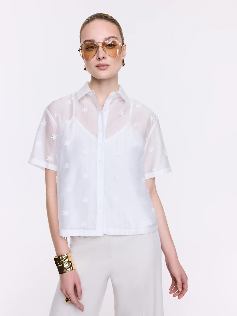Embroidered white blouse with collar and short sleeves