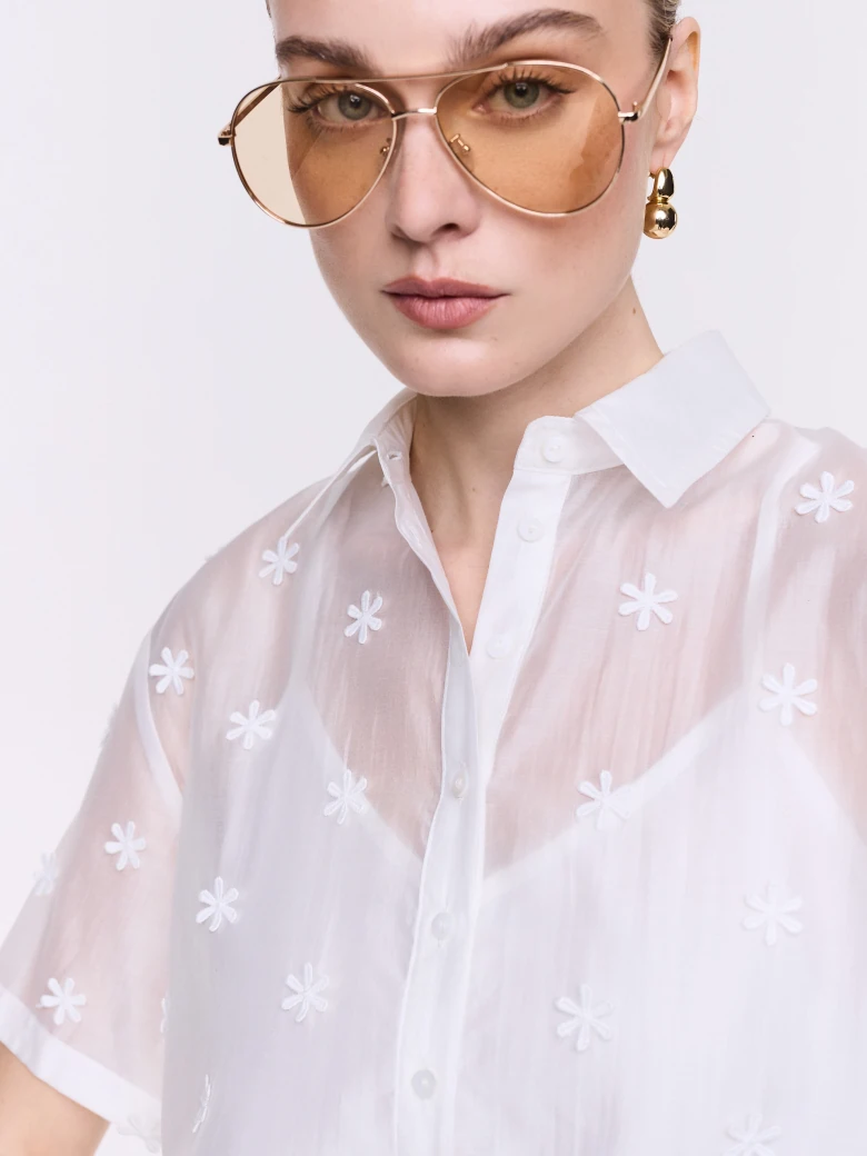 Embroidered white blouse with collar and short sleeves