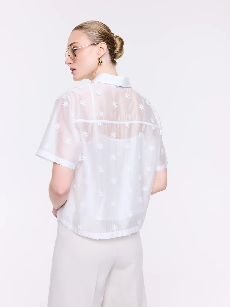 Embroidered white blouse with collar and short sleeves