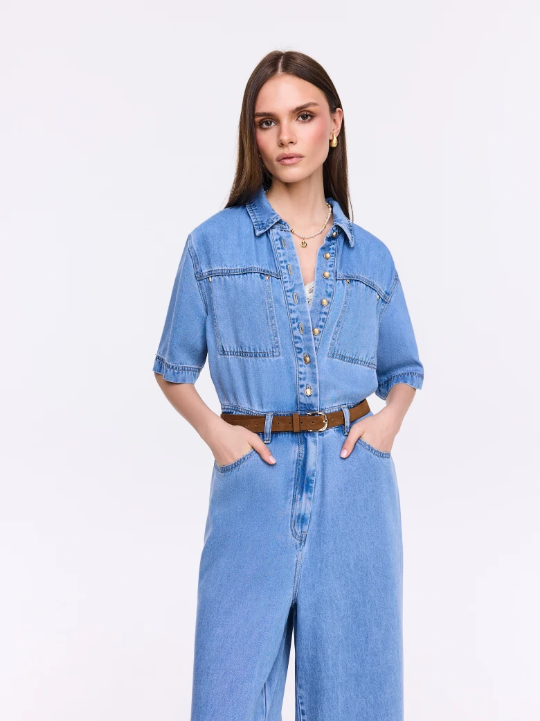 Jasnoniebieski kombinezon z denimu