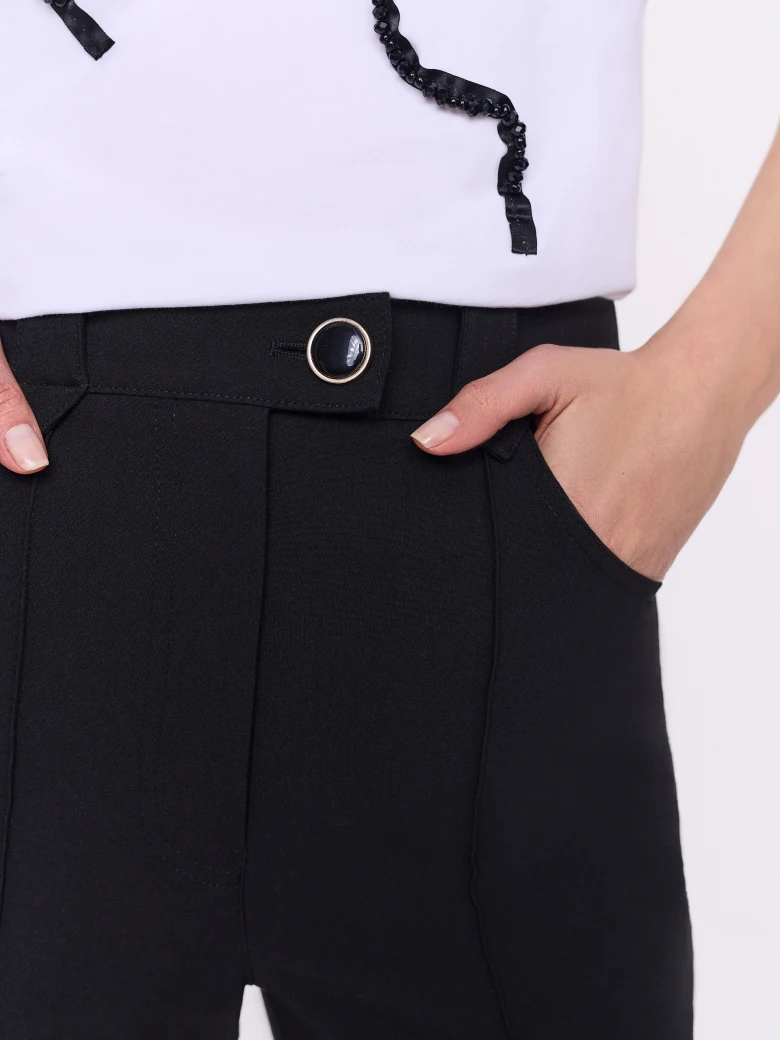 Czarne spodnie z prostymi nogawkami
