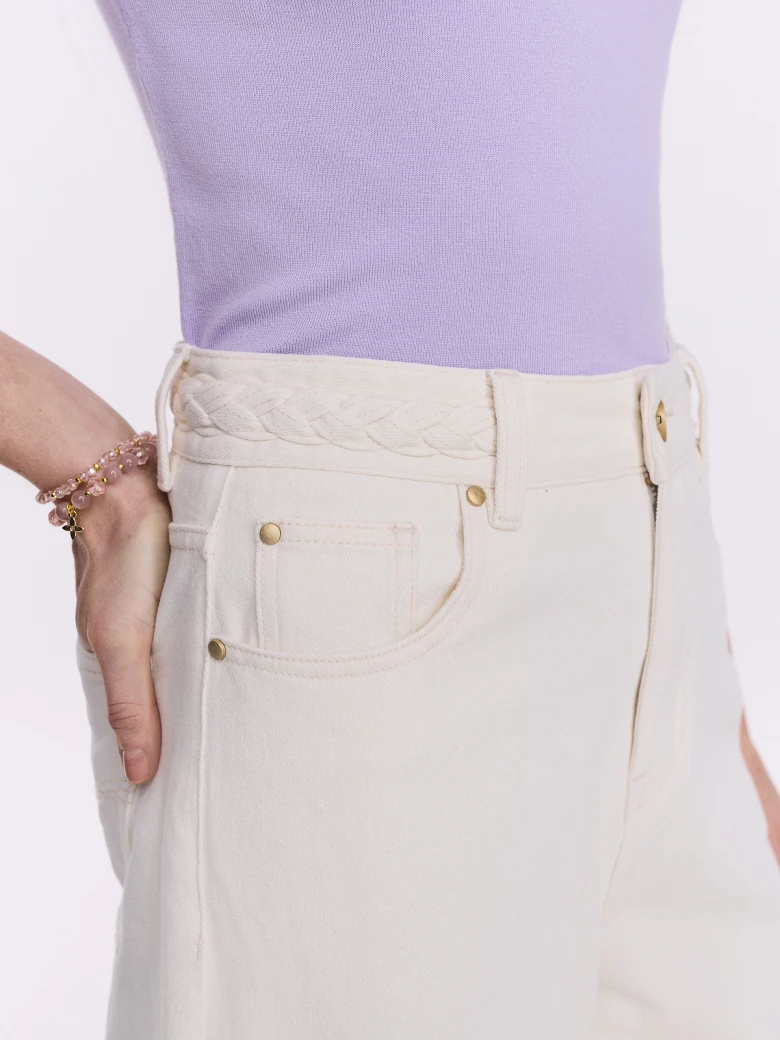 Kremowe spodnie z denimu o fasonie wide leg