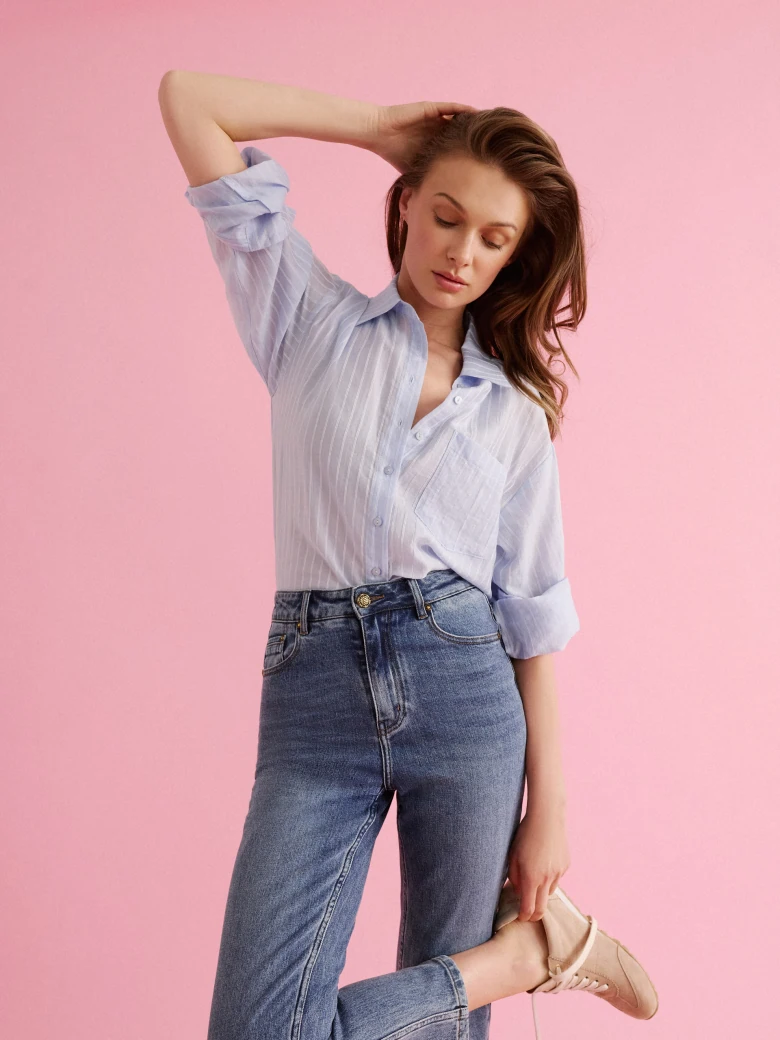Niebieskie jeansy z wysokim stanem o kroju mom fit