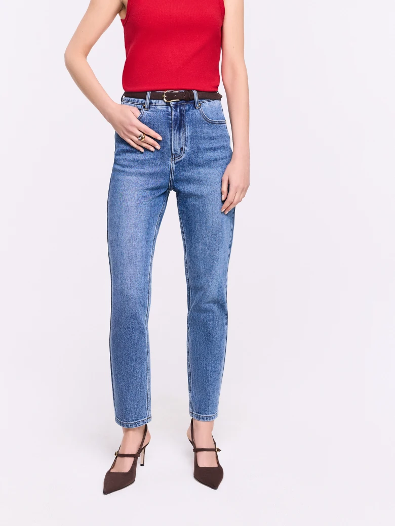 Niebieskie jeansy z wysokim stanem o kroju mom fit