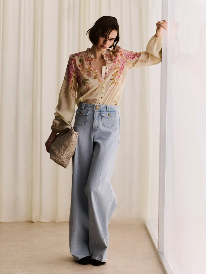 Light-colored wide-leg jeans with decorative buttons