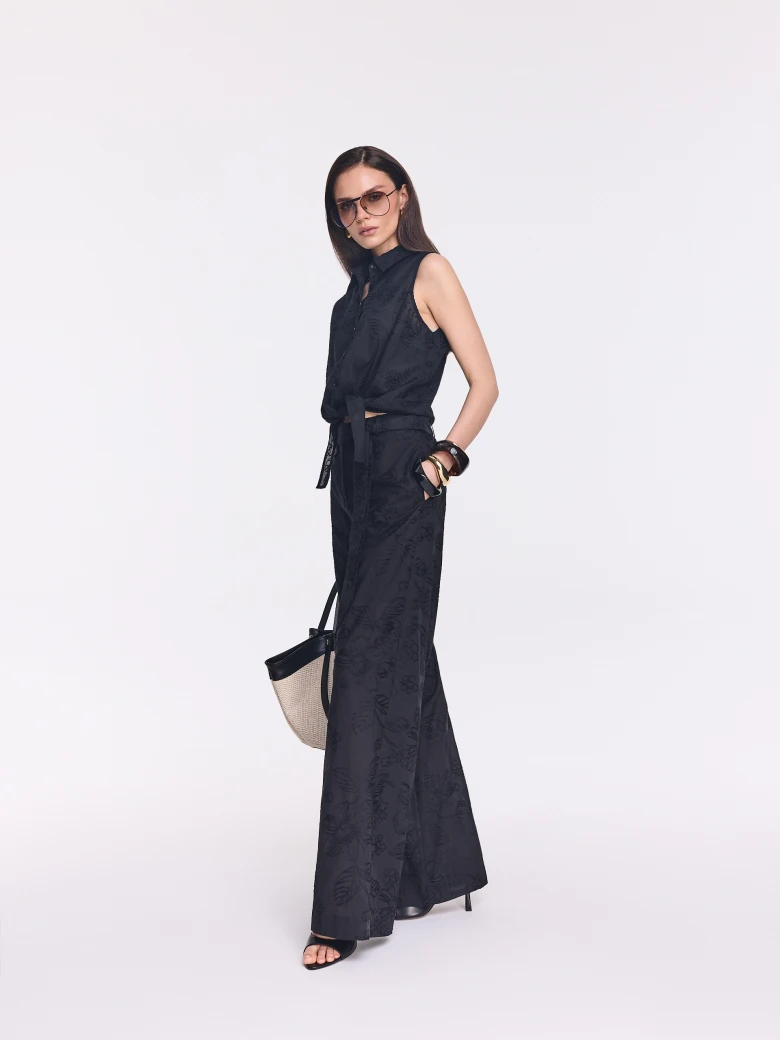 Czarne spodnie wide leg z haftem w kwiaty
