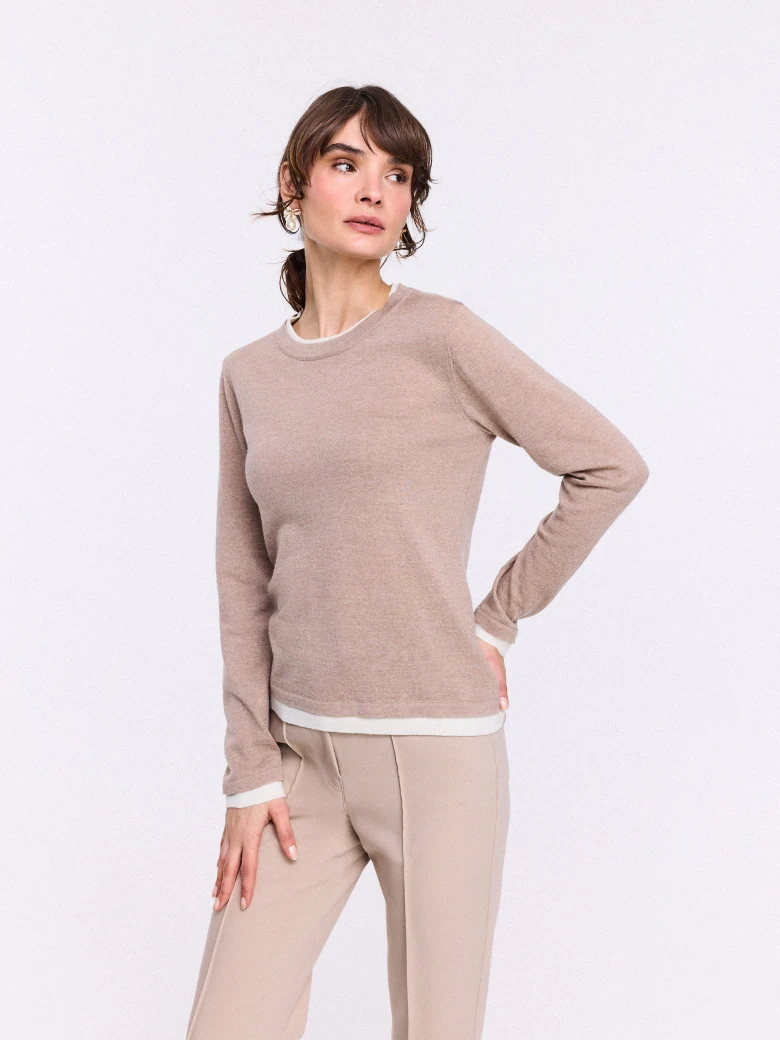 Lekki beżowy sweter z wełnianej dzianiny