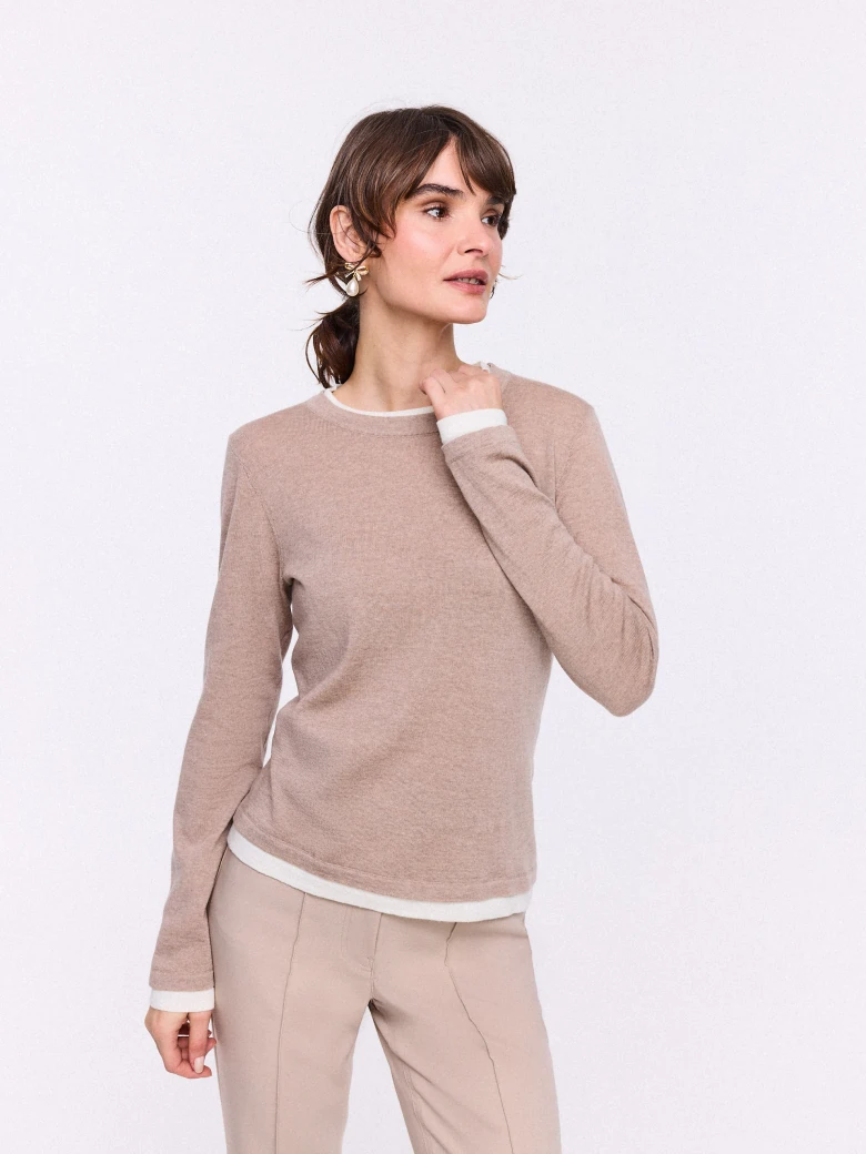 Lekki beżowy sweter z wełnianej dzianiny