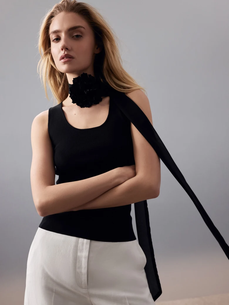 Fitted black top