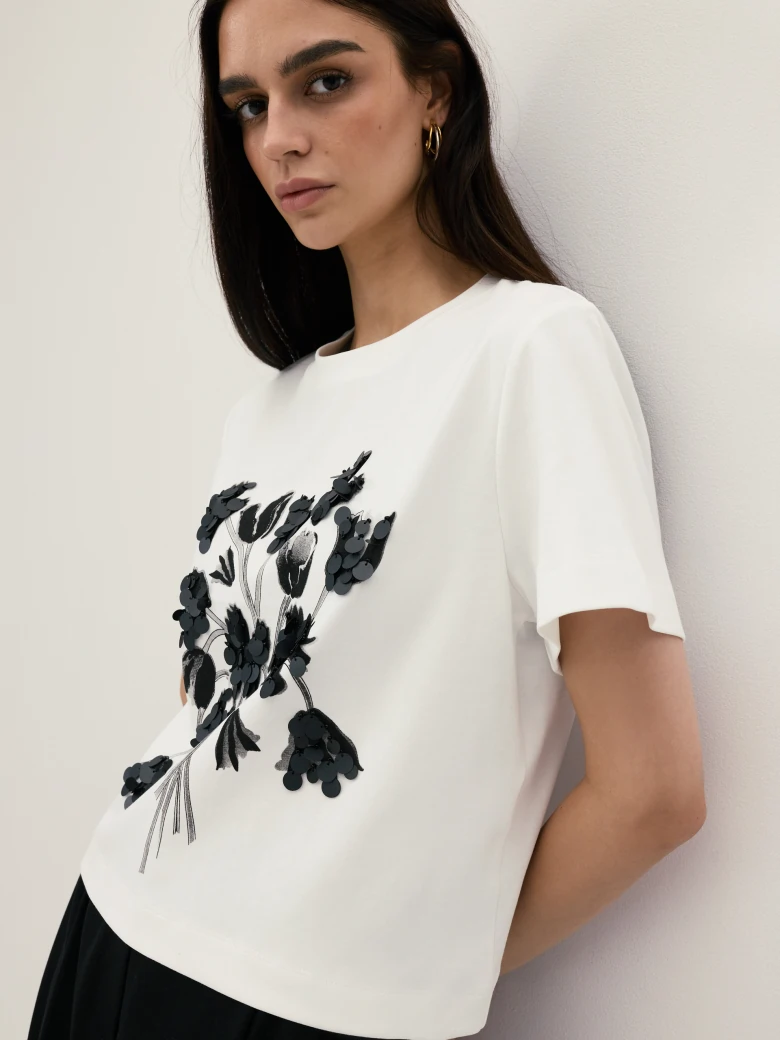 Biały T-shirt z kwiatowym nadrukiem