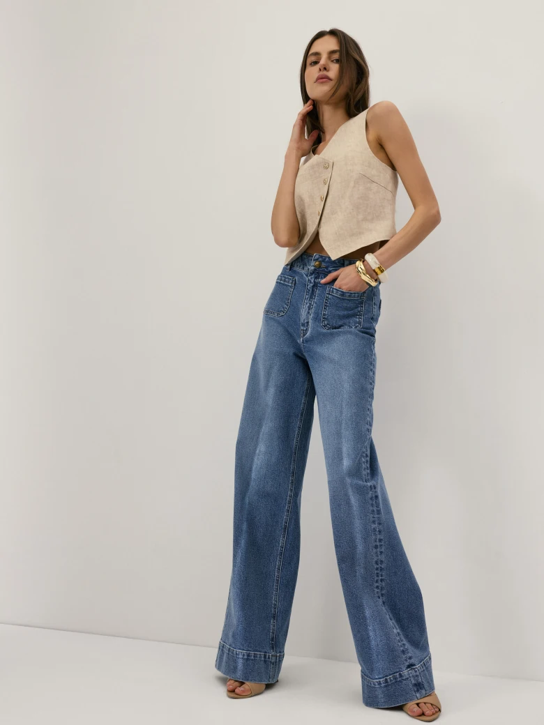 High-waisted jeans