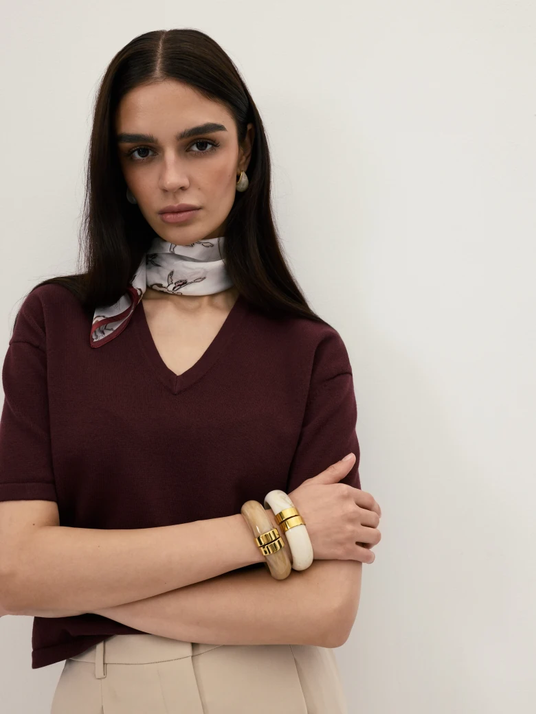 Burgundowy sweter z krótkim rękawem