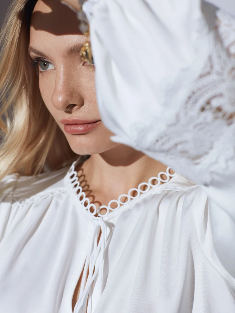 WHITE BLOUSE WITH LACE