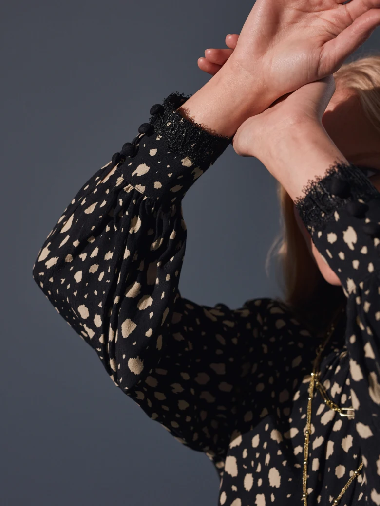 BLACK DRESS WITH FINE PATTERN