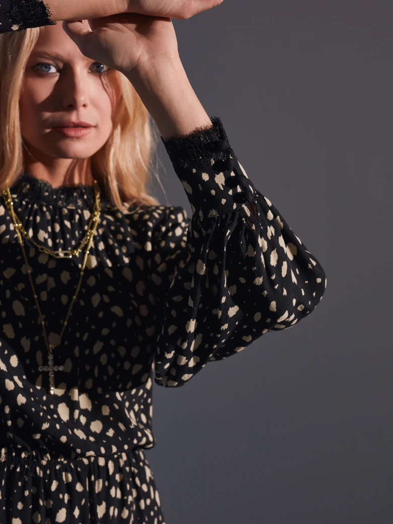 BLACK DRESS WITH FINE PATTERN