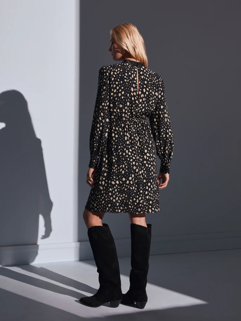 BLACK DRESS WITH FINE PATTERN