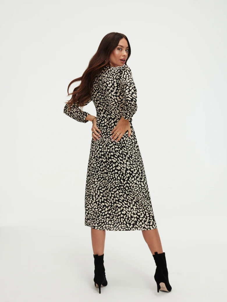 Elegant dress with creased neckline