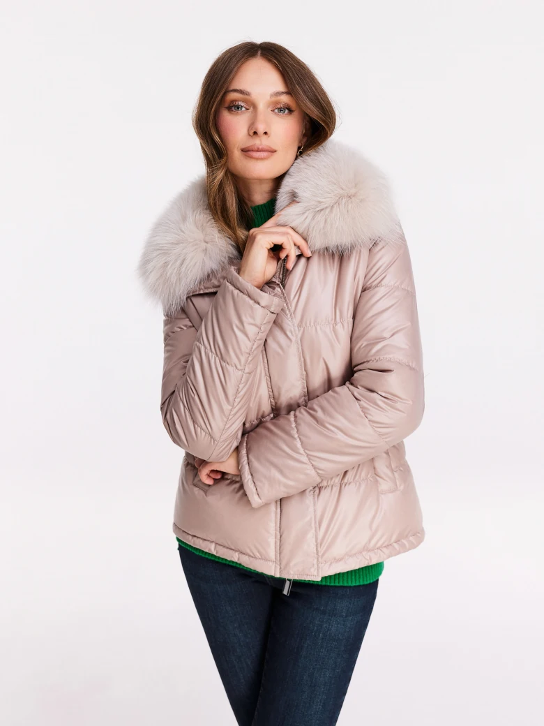 Short jacket with collar