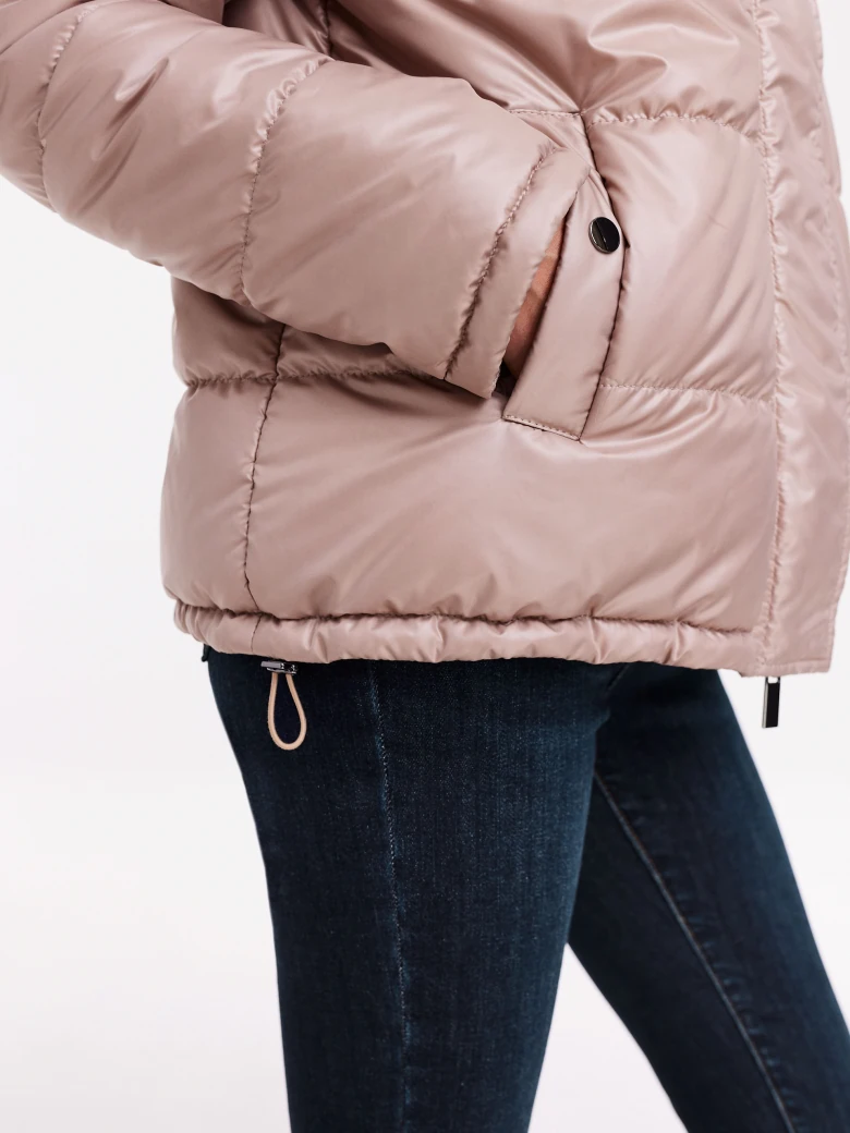 Short jacket with collar