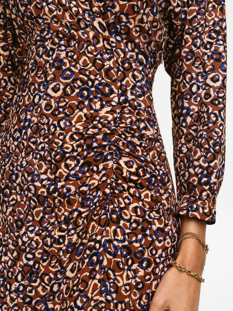 Fitted viscose dress with abstract pattern