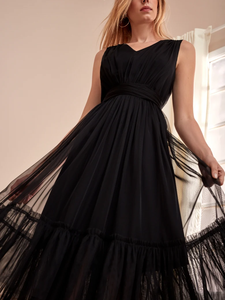 ELEGANT SLEEVELESS DRESS IN BLACK
