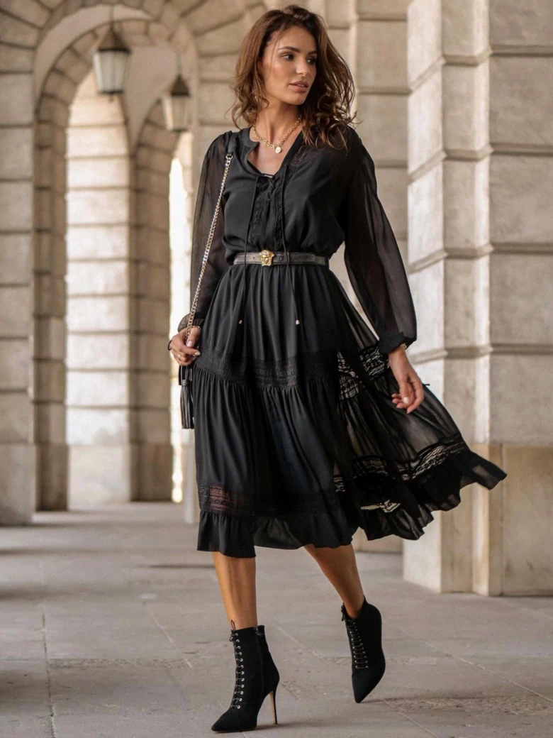 CZARNA SUKIENKA BOHO Z TRANSPARENTNYMI RĘKAWAMI