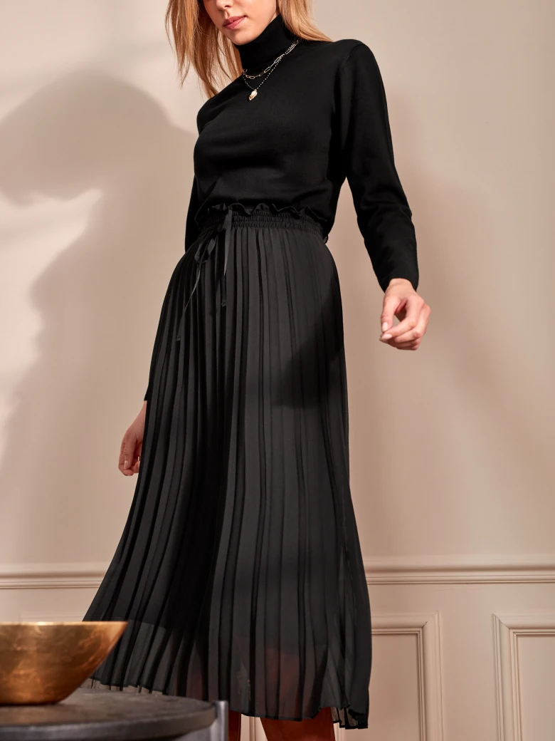 ELEGANT TURTLENECK IN BLACK COLOR