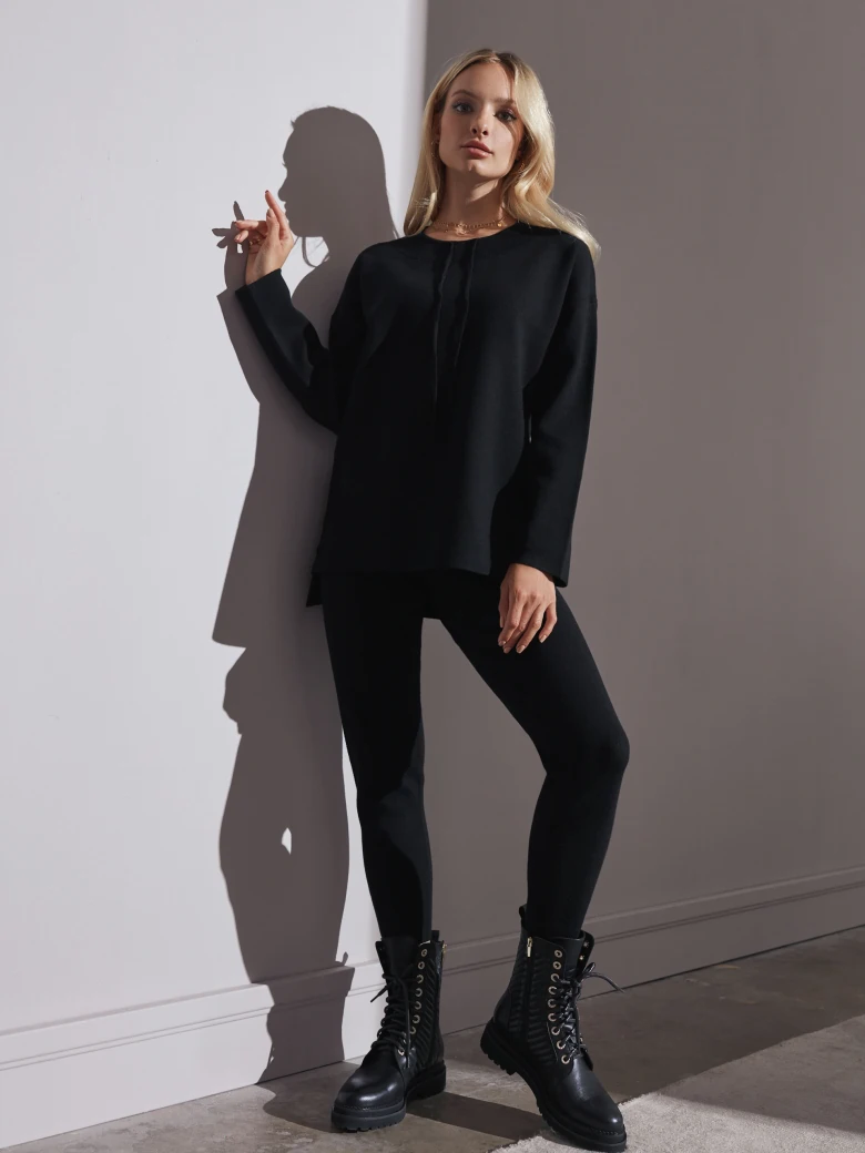 Knitted sweatshirt in black