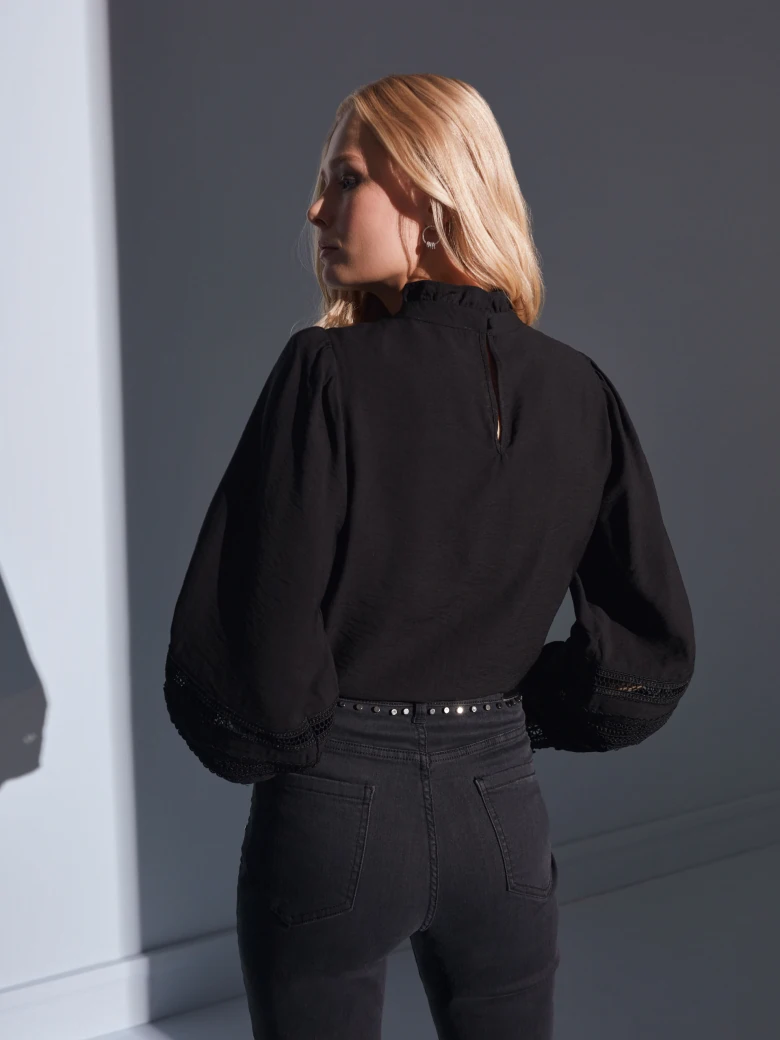BLACK HIGH-WAISTED PANTS