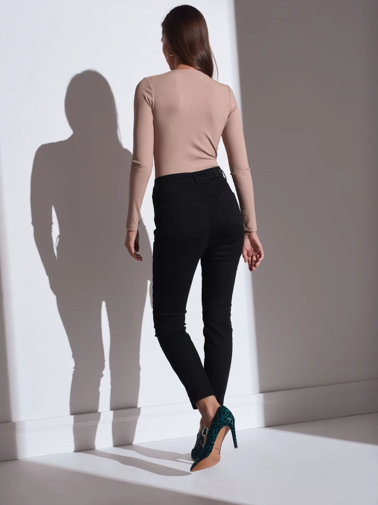 BLACK FITTED PANTS