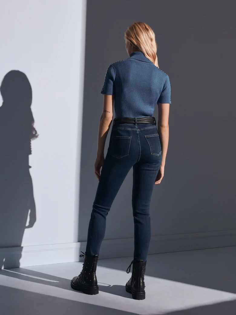 MATCHING HIGH-WAISTED JEANS