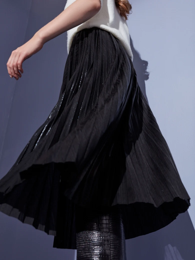 BLACK PLEATED SKIRT