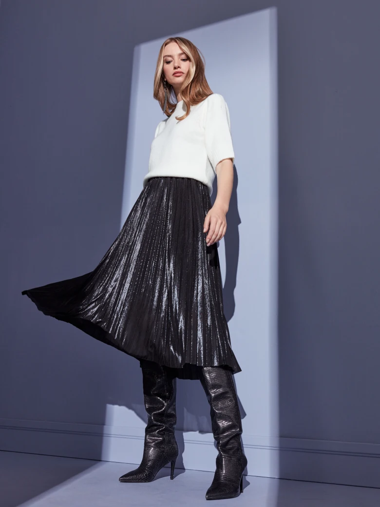 BLACK PLEATED SKIRT