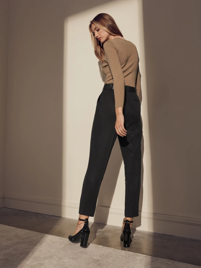 CAMEL FITTED SWEATER
