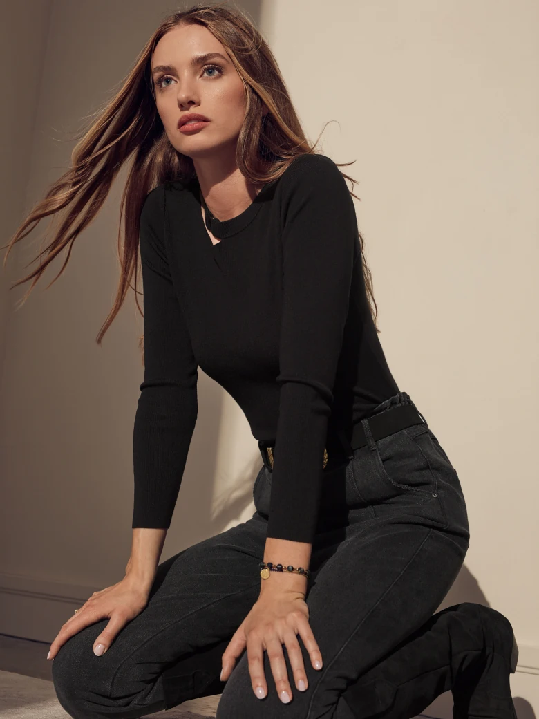 BLACK FITTED SWEATER
