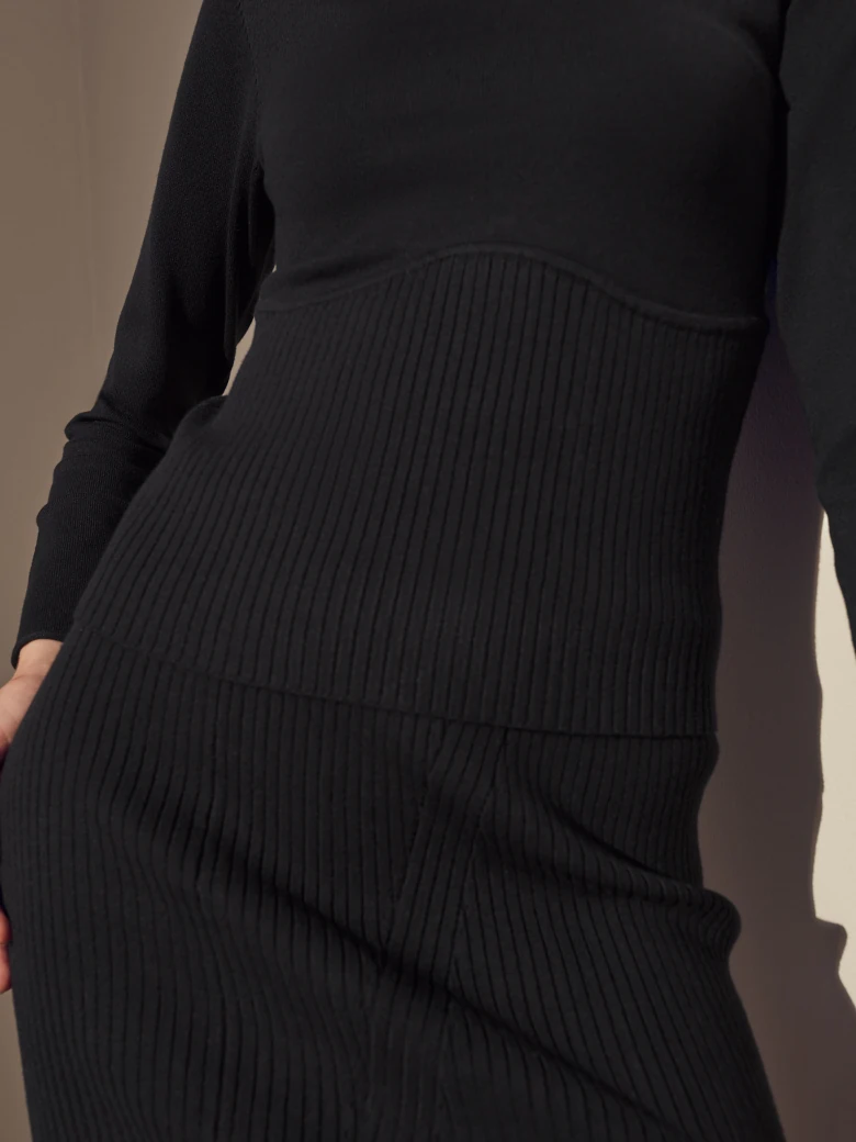 BLACK FITTED SWEATER WITH HALF TURTLENECK