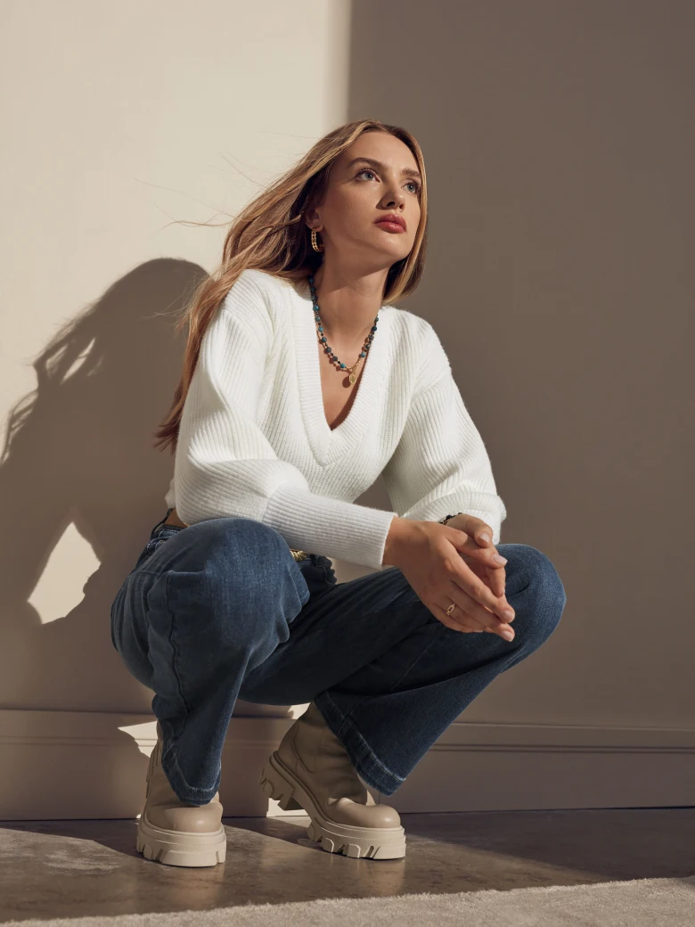 CREAM SWEATER WITH V NECKLINE