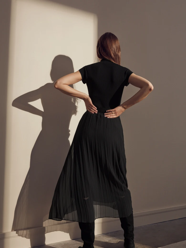 BLACK HALF-GOLF WITH SHORT SLEEVES