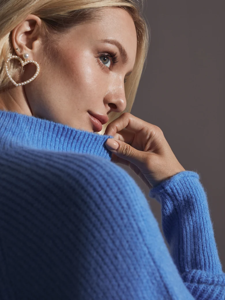BLUE TURTLENECK SWEATER