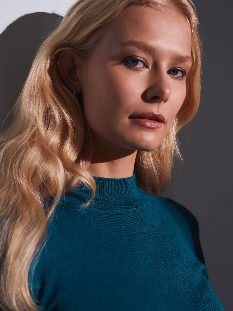 BLUE SWEATER WITH WIDE SLEEVES