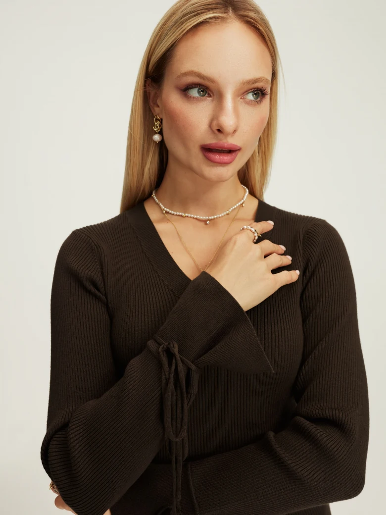 Brązowa sukienka z wiązaniem na rękawach