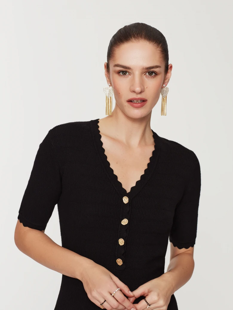Ribbed black dress with short sleeves